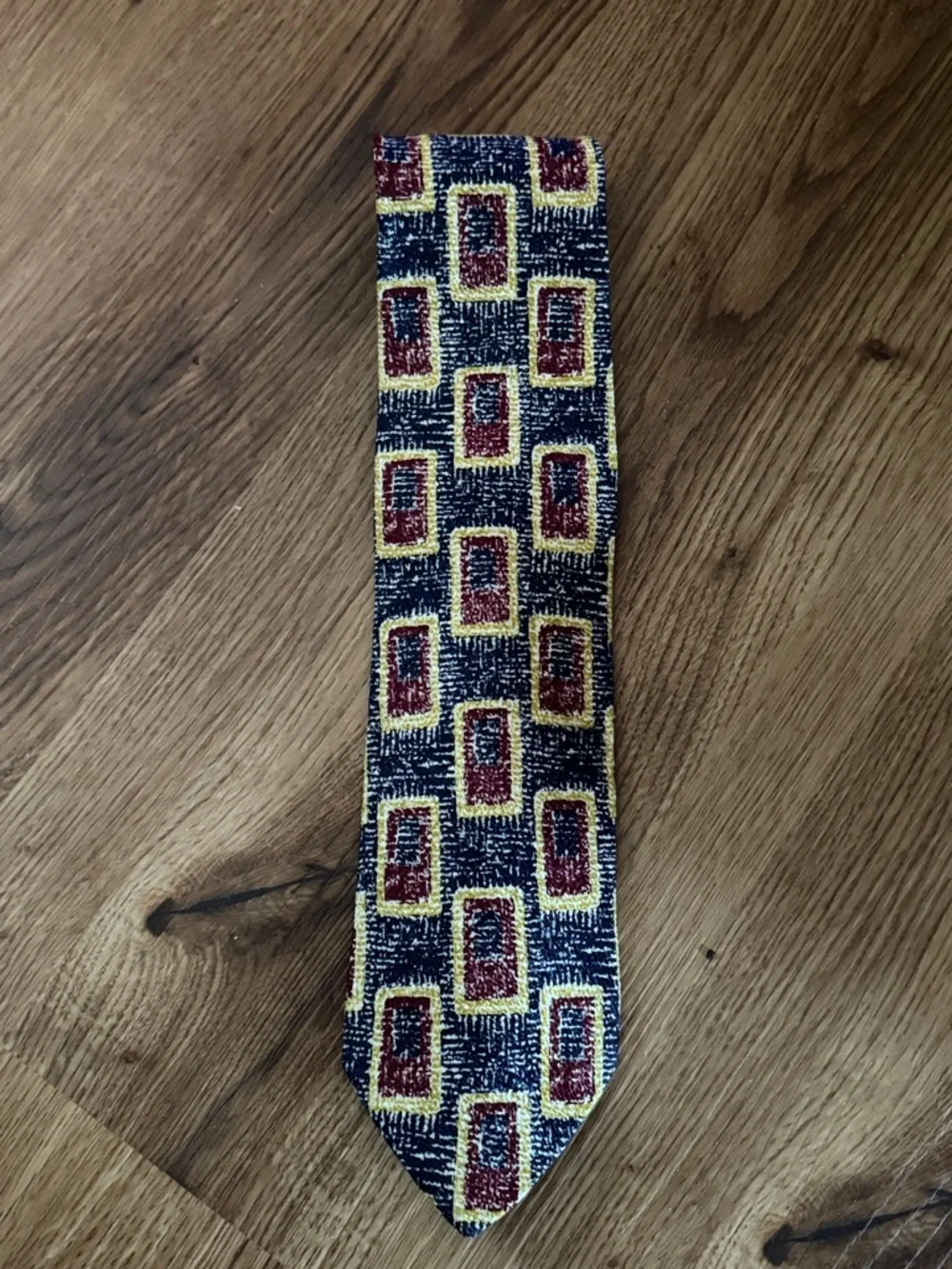 Men's Geometric Pattern Necktie in Yellow, Navy & Red Dona